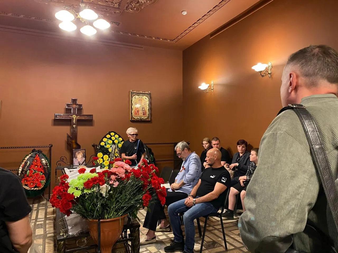 Музыканта похоронили в Барнауле; близкие и поклонники вспоминали его как «рокера, немного хулигана, но в душе ребёнка».