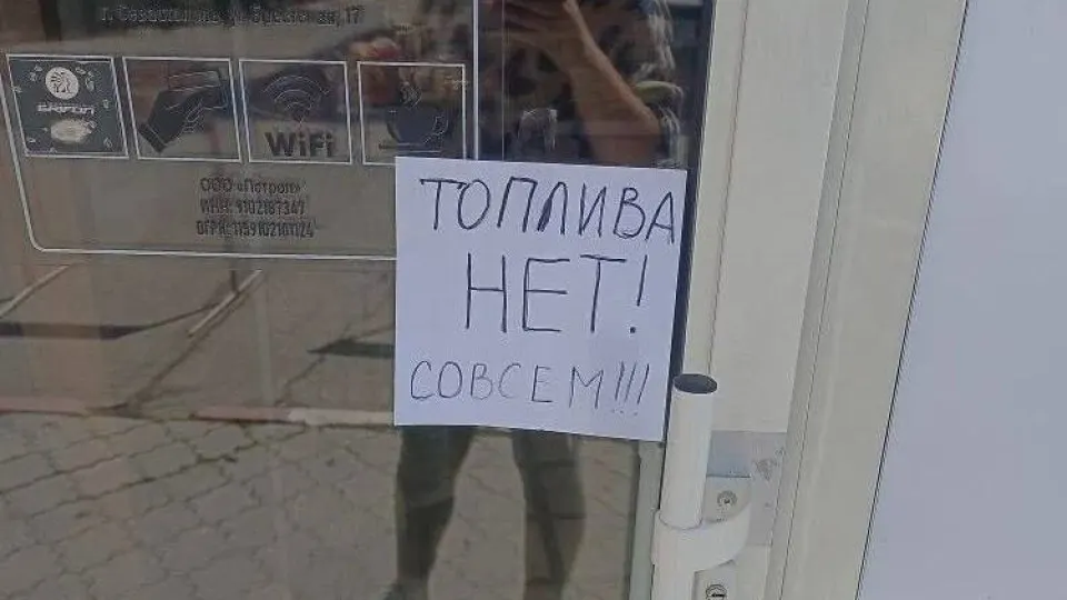 В аннексированном Крыму с 31 мая вводят талоны на бензин марки АИ‑95 и ограничение продажи АИ‑92 до 20 литров на одно ТС. Ограничения объясняют остановкой ряда НПЗ и нарушениями логистики после ударов по топливной инфраструктуре.