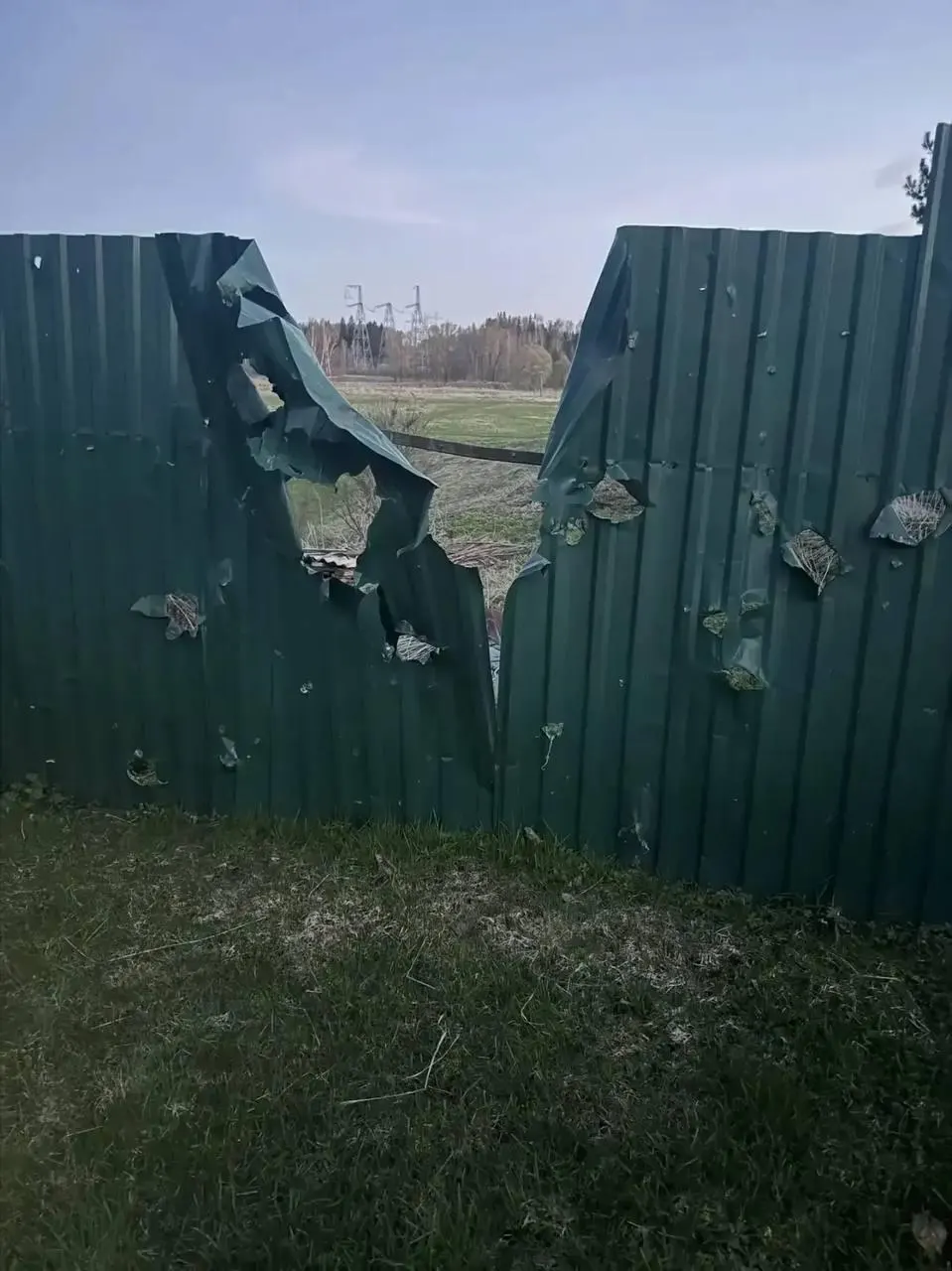 В деревне Чернево Волоколамского округа погиб 77‑летний мужчина после атаки беспилотника. В Ленинградской области объявили о примерно 60 сбитых БПЛА; в Приморске ликвидировали возгорание в порту. Минобороны сообщает о более чем 330 уничтоженных дронах.