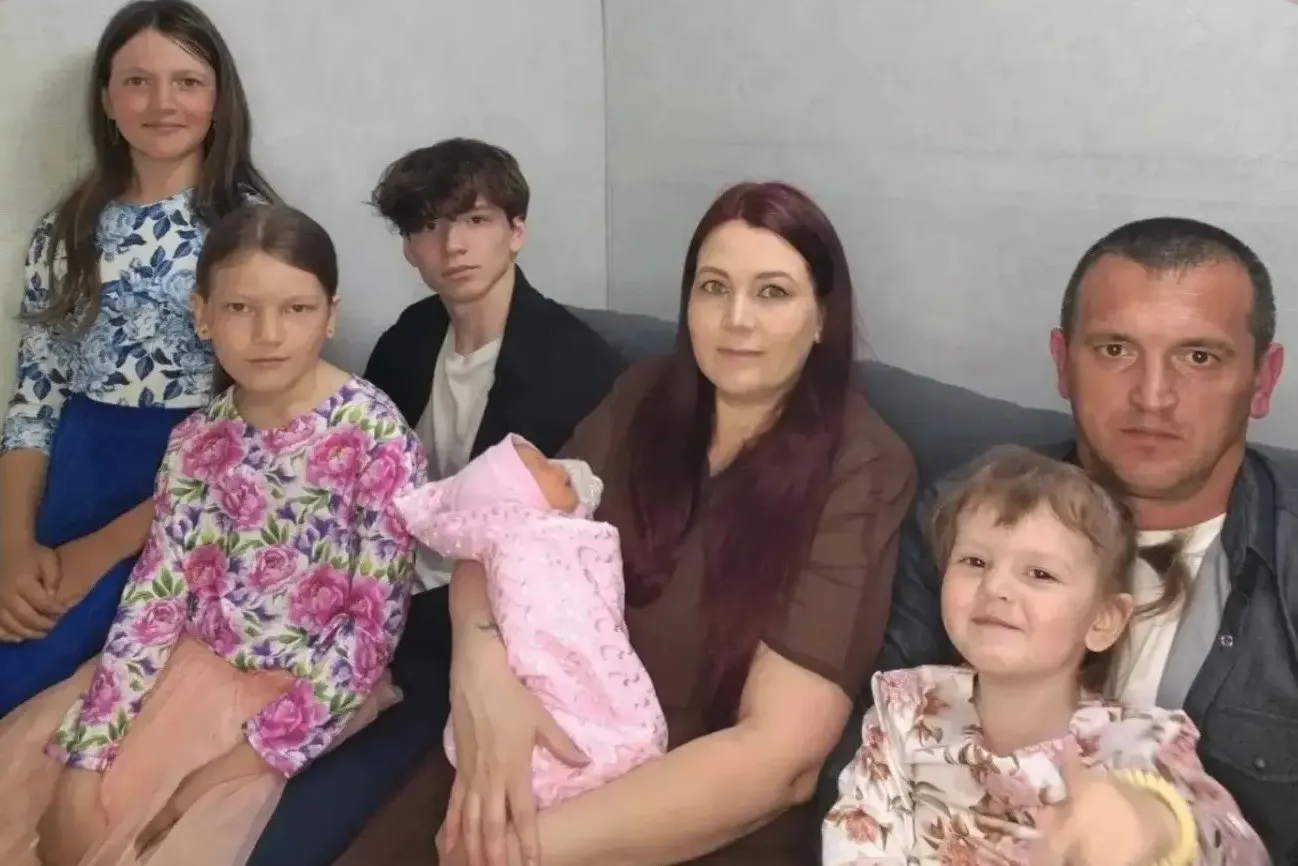 В ЗАГСе №3 Барнаула выдали 500-е свидетельство о рождении: девочка Кира стала пятым ребёнком в семье Павла и Светланы Пергаевых.