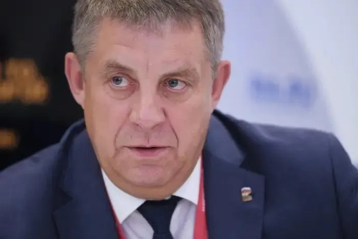 Бывший губернатор Брянской области Александр Богомаз рассматривается как кандидат на вакантный мандат депутата Госдумы; ранее он уже работал в парламенте. Отставки нескольких приграничных губернаторов происходят на фоне уголовных дел по строительству защитных сооружений.
