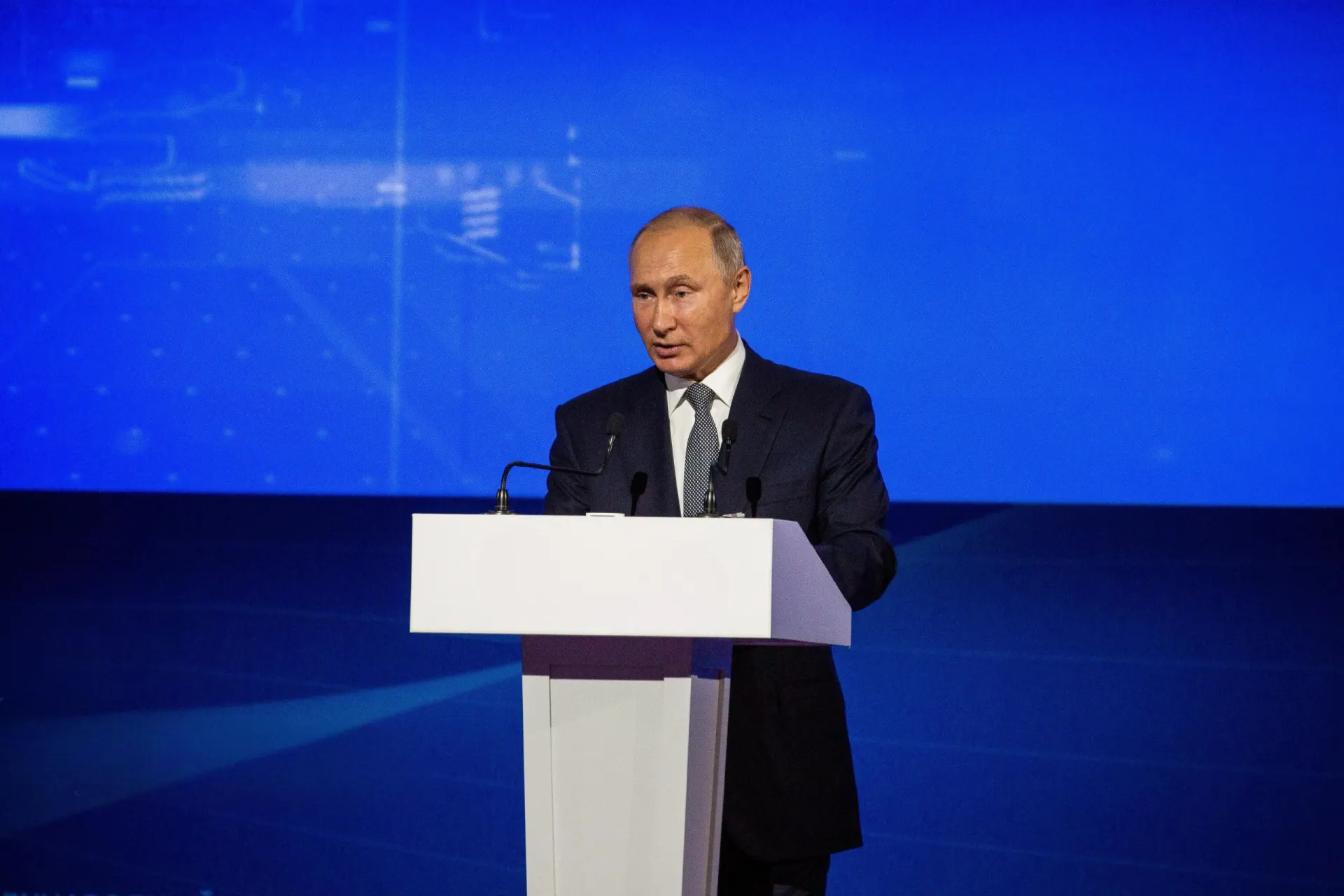 На Евразийском экономическом форуме в Казахстане президент России заявил, что искусственный интеллект способен заменить миллионы людей; он находится в стране с государственным визитом.