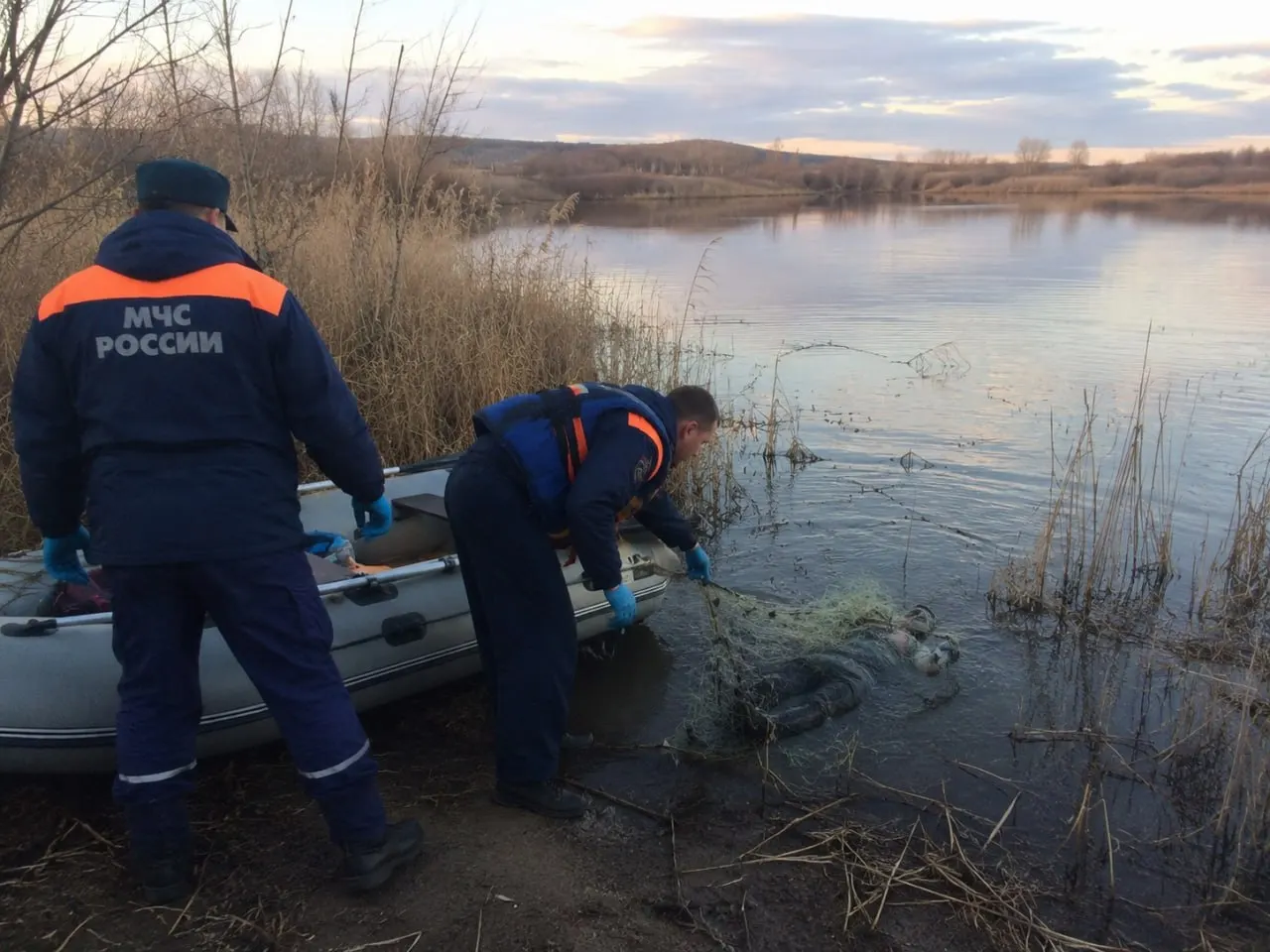 Мужчина утонул на водоёме «10-й Лог» возле села Бурсоль — по предварительным данным он запутался в рыболовных сетях и не смог выбраться.