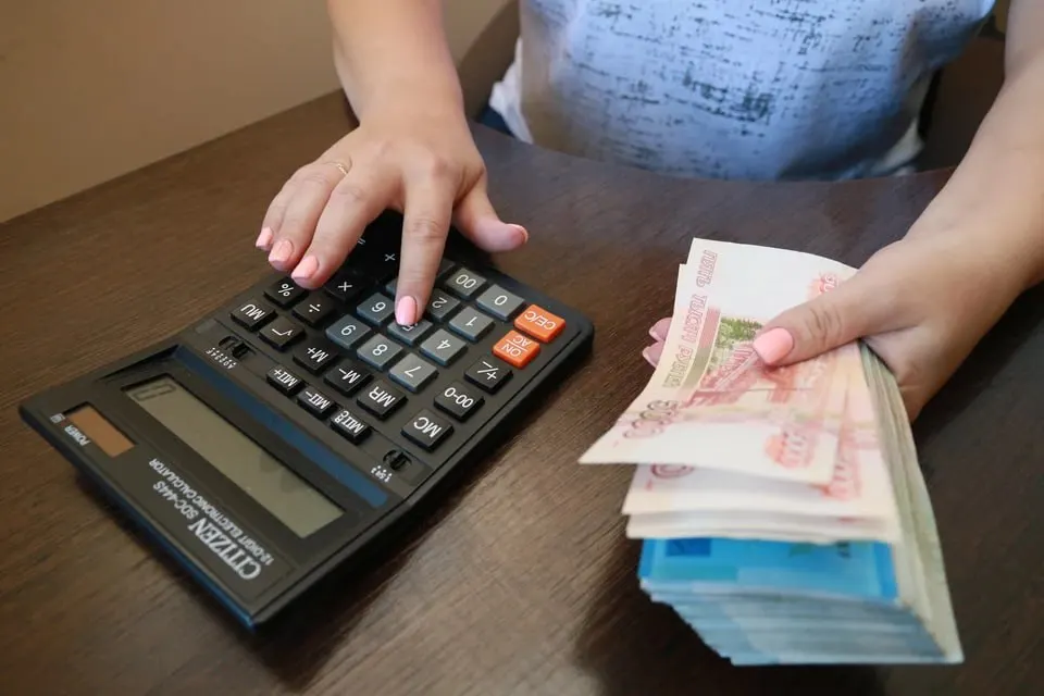 Суд признал виновной главного специалиста комитета по финансам Усть‑Калманского района: с 2022 по 2024 год она подделывала реестры выплат и переводила более 2,3 млн рублей на личные счета.