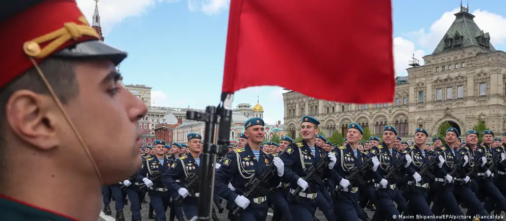 В ряде городов парады 9 мая пройдут в сокращённом формате или отменены: в Москве не будет военной техники, в ряде регионов отменяют салюты. Эксперты связывают это с соображениями безопасности и перераспределением техники на фронт; для властей парад остаётся важным символом.