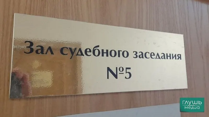 Верховный суд РФ предложил смягчить требования к квалификации секретарей судебных заседаний — допускать на эти должности студентов юридических факультетов, отмечая, что для ряда обязанностей высшее юридическое образование не обязательно и вакансии остаются невостребованными из‑за нагрузки и низких зарплат.