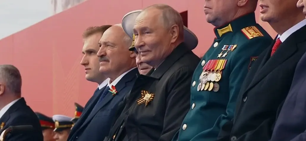На параде не будет военной техники; по данным Минобороны, суворовцы, нахимовцы и кадеты не участвуют. Финал украсит выступление пилотажных авиагрупп над Кремлём.