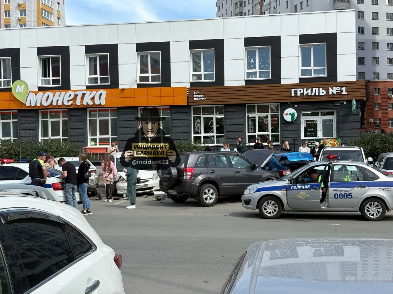 В жилом комплексе «Крылья» на ул. Сергея Семёнова водитель почувствовал себя плохо за рулём, в результате столкнулись шесть автомобилей. На месте работают полиция и экстренные службы.