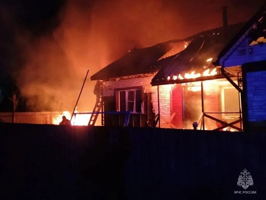 В Первомайском районе Алтайского края пожар начался в бане и перекинулся на жилой дом и гараж; семья из пяти человек успела эвакуироваться, пострадавших нет.
