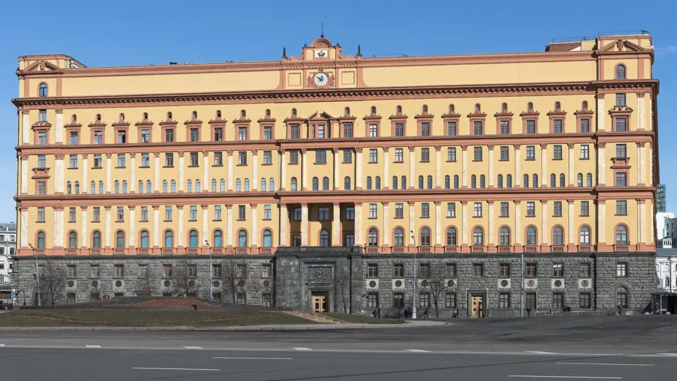 Руководство Погранслужбы заявило о строительстве заграждений и изменении правил на границе, росте провокаций и усилении военной активности у западных рубежей РФ; отмечена готовность к разным сценариям развития событий.