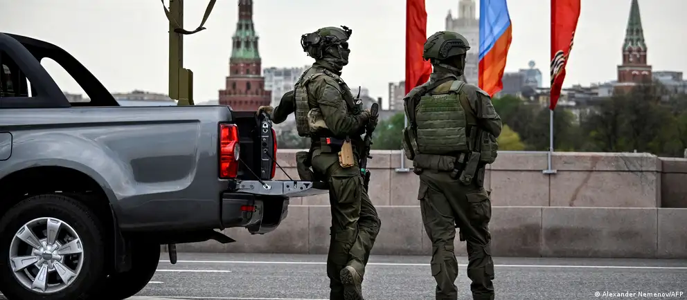 Власти изменили формат освещения парада на Красной площади и отозвали ранее выданные аккредитации иностранным СМИ. Празднования в ряде регионов пройдут в сокращённом формате на фоне угроз и беспилотных атак.