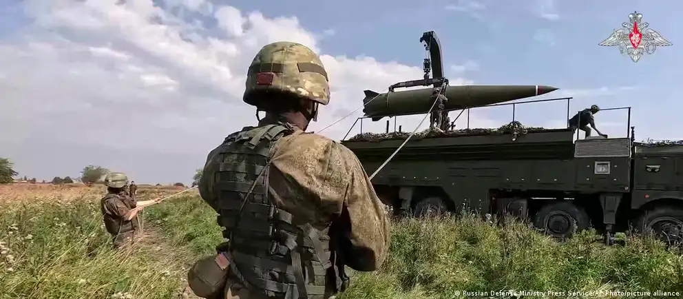 В кадрах показана учебная доставка и разгрузка специальных боеприпасов на позициях ракетной бригады в Беларуси в рамках совместных ядерных учений, начавшихся 19 мая.