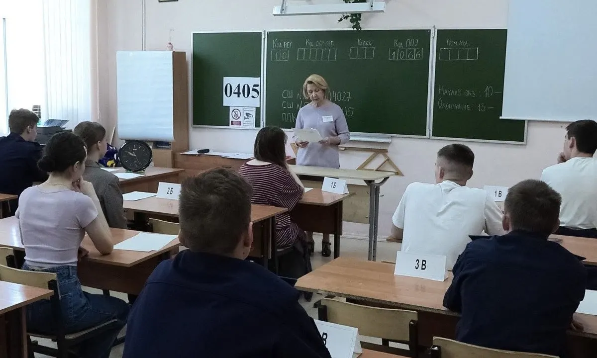 Рособрнадзор в новых рекомендациях запретил охранникам и организаторам прикосновения и досмотры участников ЕГЭ; при срабатывании металлоискателя экзаменуемого попросят добровольно показать или сдать предмет.