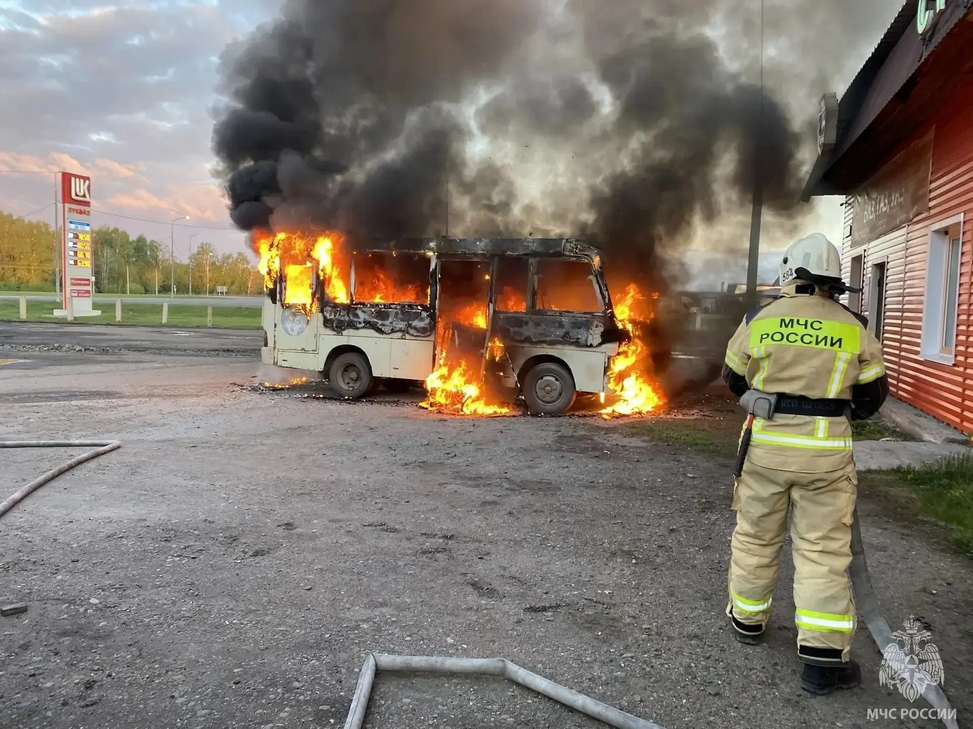 В Павловске на улице Магистральной загорелся маршрутный автобус малого класса. Пожар потушили, пострадавших нет. Предположительная причина — короткое замыкание проводки.