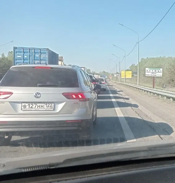 На Новом мосту сообщили о трёх ДТП и возможном ремонте через Лосиху; на Старом мосту — предположительная авария, движение сильно затруднено.