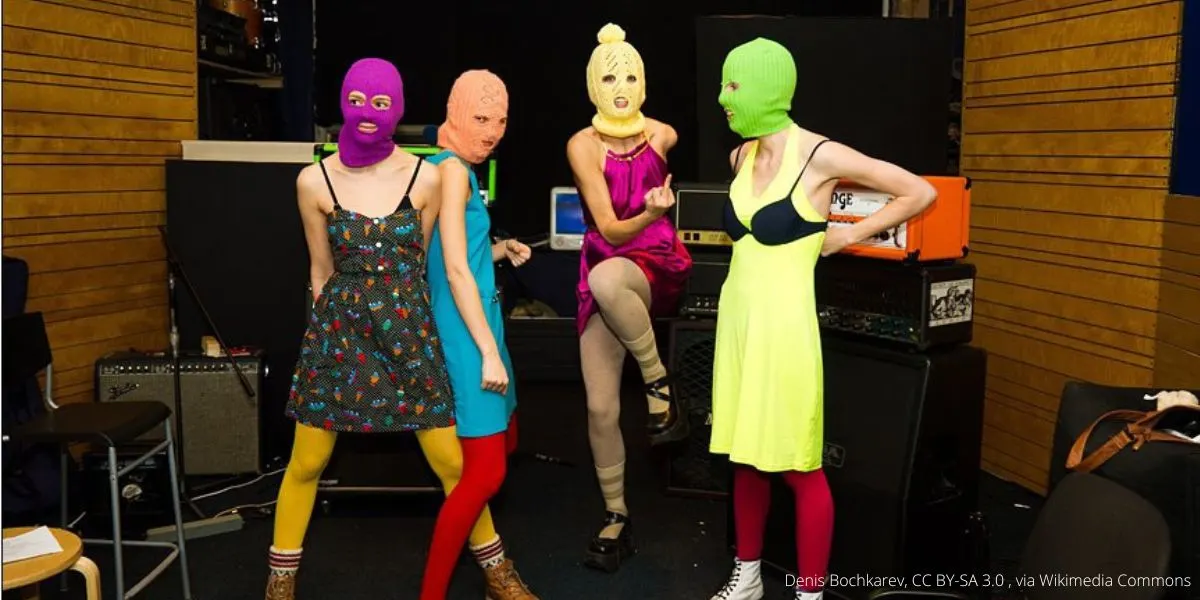 Росфинмониторинг обновил список: в него добавлена панк-группа Pussy Riot. Ранее московские суды признали коллектив экстремистским и заочно приговорили участниц по делу о «фейках о ВС РФ».