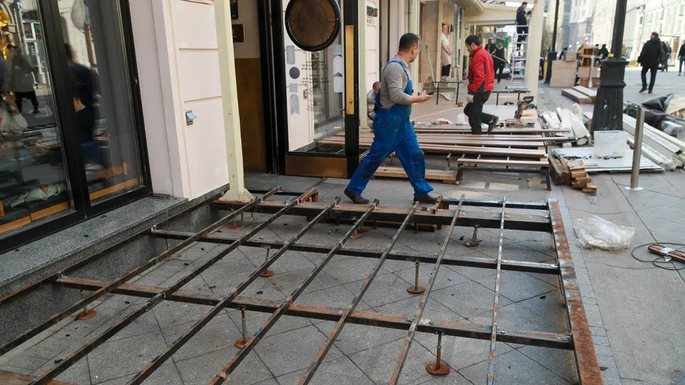 За первый квартал в стране ликвидировали около 209 тысяч малых и средних предприятий — на 9% больше, чем годом ранее. Рост налоговой нагрузки, высокие ставки и снижение покупательной способности подталкивают ритейл, общепит и салоны к закрытию.
