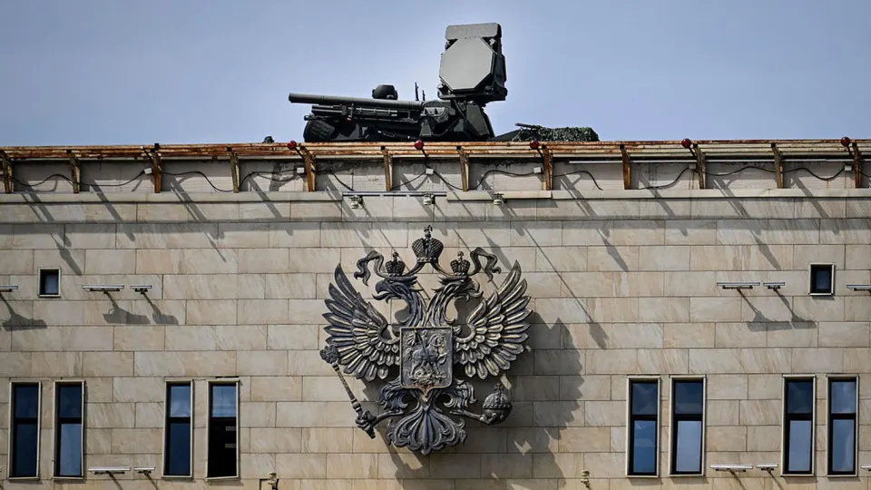 Из‑за концентрации систем ПВО вокруг столицы другие регионы остаются уязвимыми. Украина, по оценкам киевского командования, скорее ударит по предприятиям энергетики и военным объектам на периферии, а не по символам в центре Москвы.