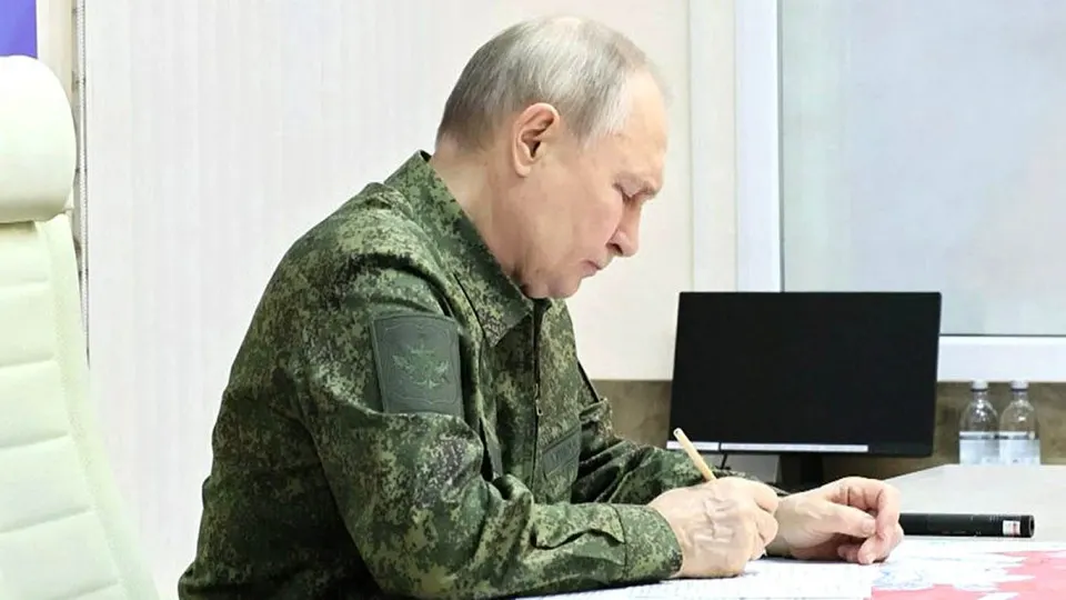 Разведки и высокопоставленные европейные чиновники полагают, что истощение ресурсов в Украине, внутриполитические проблемы в России и новые законодательные полномочия создают предпосылки для провокаций и даже небольших военных операций против соседних стран в ближайшем году.