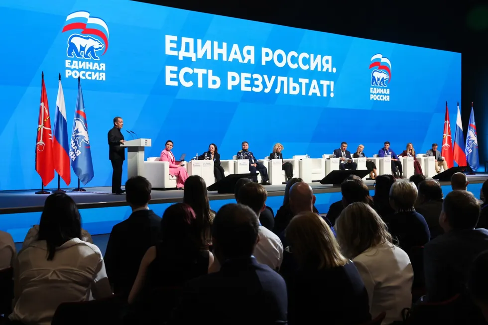 Администрация президента и партийный лидер призвали подконтрольные издания сокращать упоминания «запретов», предпочитая «ограничения», продвижение позитивных инициатив и смягчённые формулировки — чтобы снизить негативный фон перед сентябрьскими выборами.