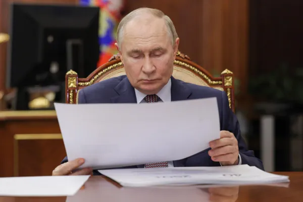 По данным отчёта европейской разведки, вокруг президента введены дополнительные меры безопасности: он проводит недели в модернизированных бункерах, ужесточены проверки персонала и расширен список тех, кто находится под усиленной защитой.