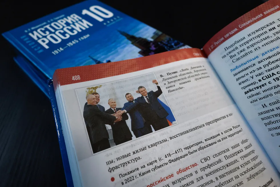 Линейка учебников для средней школы, выпущенная в 2025 году, включает идеологические вкрапления: современные политические проекты переплетаются с древней историей, неудобные факты опускаются, а поражения и насилие сглаживаются. В результате учебник становится инструментом политического воспитания, а не средством для развития критического мышления.