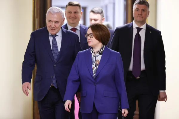 Чиновники и банкиры называют Максима Орешкина, Петра Фрадкова и Андрея Костина возможными преемниками Эльвиры Набиуллиной, чей срок истекает в июне 2027 года; окончательное решение остаётся за президентом.