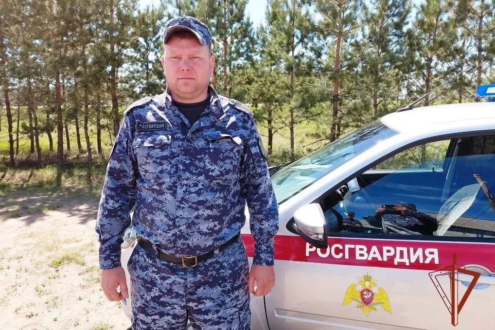 Сотрудник Росгвардии в выходной и его приятель подняли автомобиль, прижавший мужчину при ремонте; пострадавший доставлен в больницу в тяжёлом состоянии.