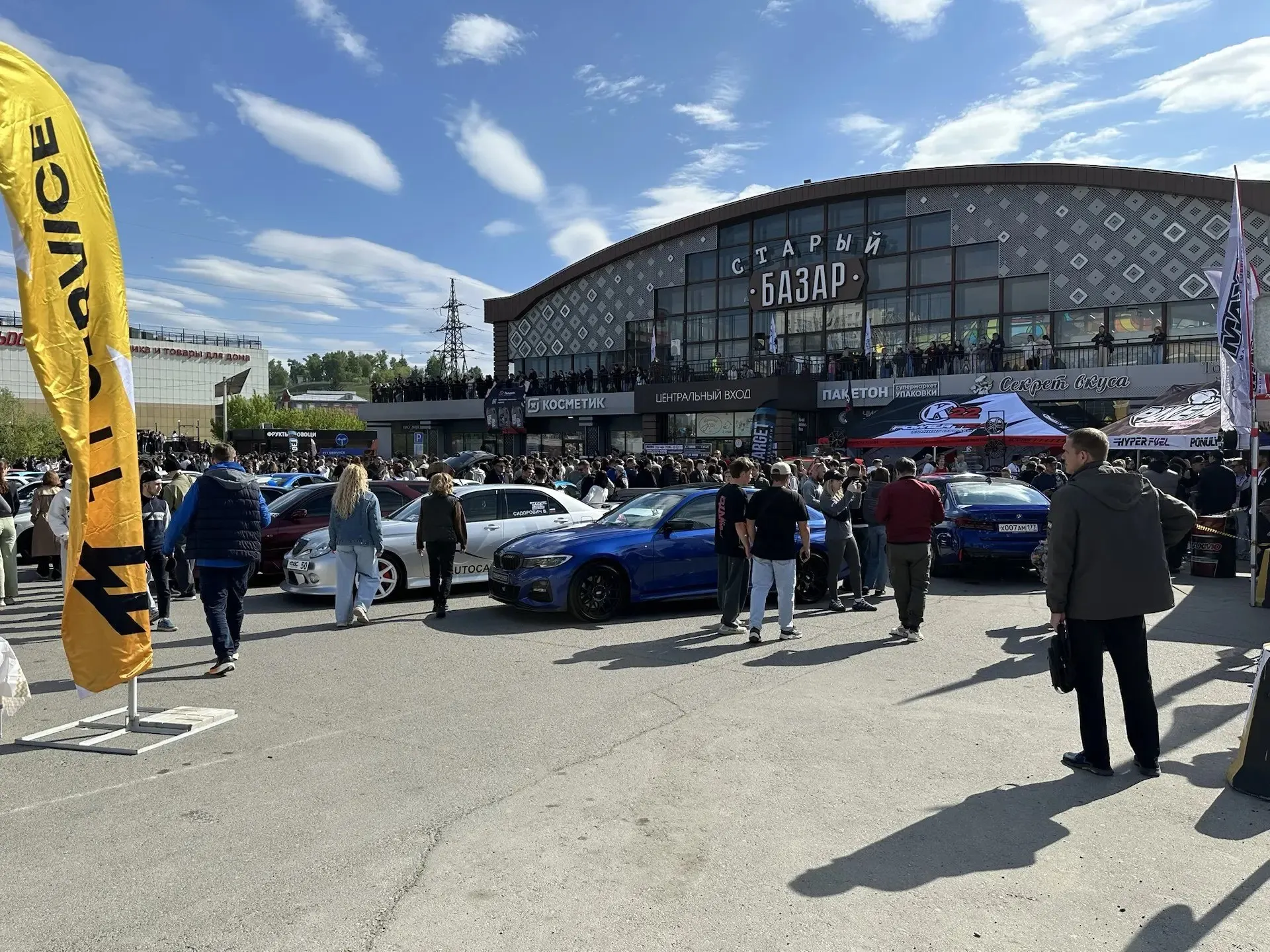 На парковке у Старого Базара прошёл крупный автомобильный фестиваль: гонки, выставка машин и встречи автолюбителей.