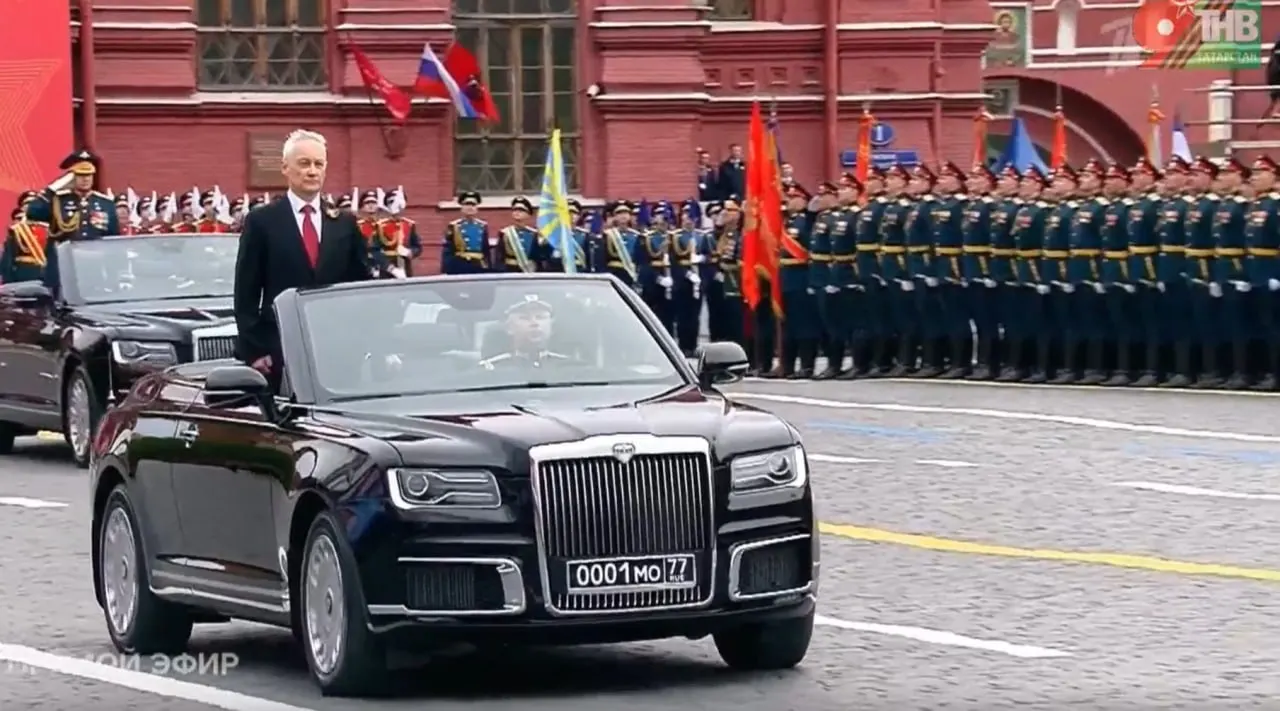 Министр провёл показ с участием кабриолета Aurus: конкретная машина собрана в Москве, другие экземпляры этой линейки выпускают в Елабуге.