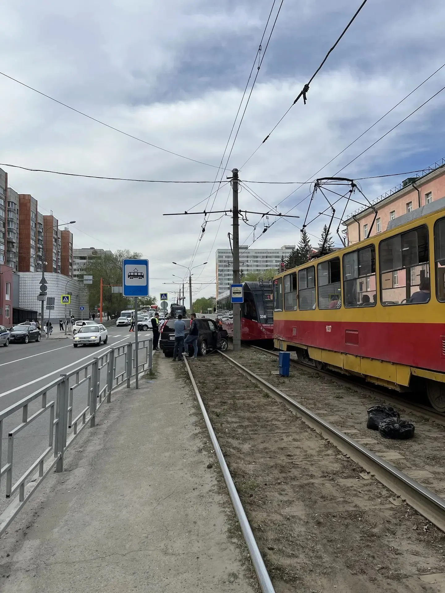 Авария произошла возле остановки «Аграрный университет», подробности и сведения о пострадавших уточняются.