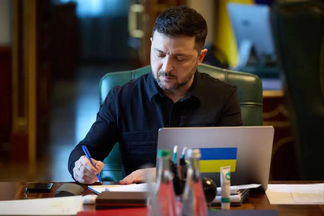 Украина введёт режим тишины с 00:00 в ночь с 5 на 6 мая и будет действовать зеркально в ответ на объявленное Россией одностороннее перемирие на 8–9 мая, заявил президент Зеленский.