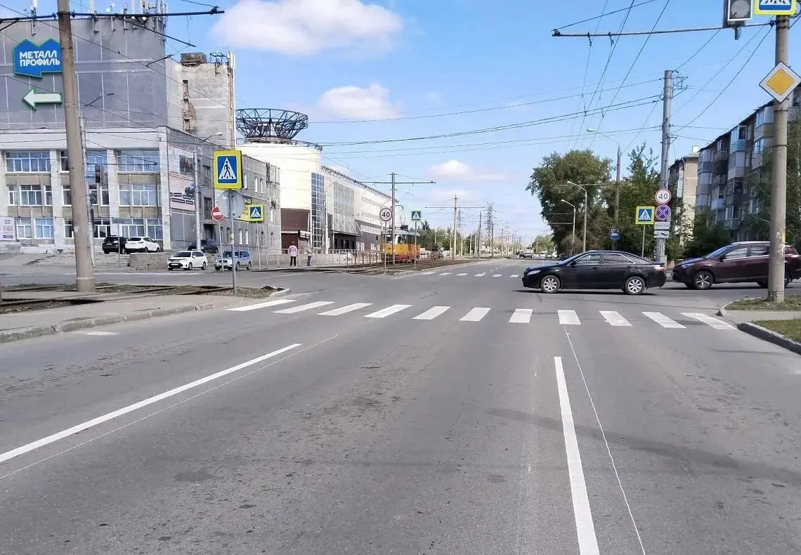 В Барнауле обновляют разметку на крупных магистралях и пешеходных переходах у школ; приоритет отдают опасным участкам и местам с частыми ДТП.