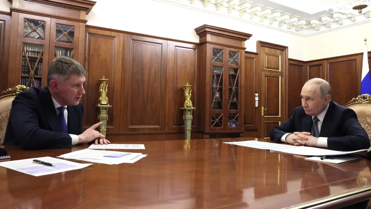 Министр экономического развития сообщил президенту, что Россия сокращает разрыв с США по ВВП на душу населения и по темпам роста опережает американскую экономику, хотя по уровню доходов на душу населения страна всё ещё значительно уступает.