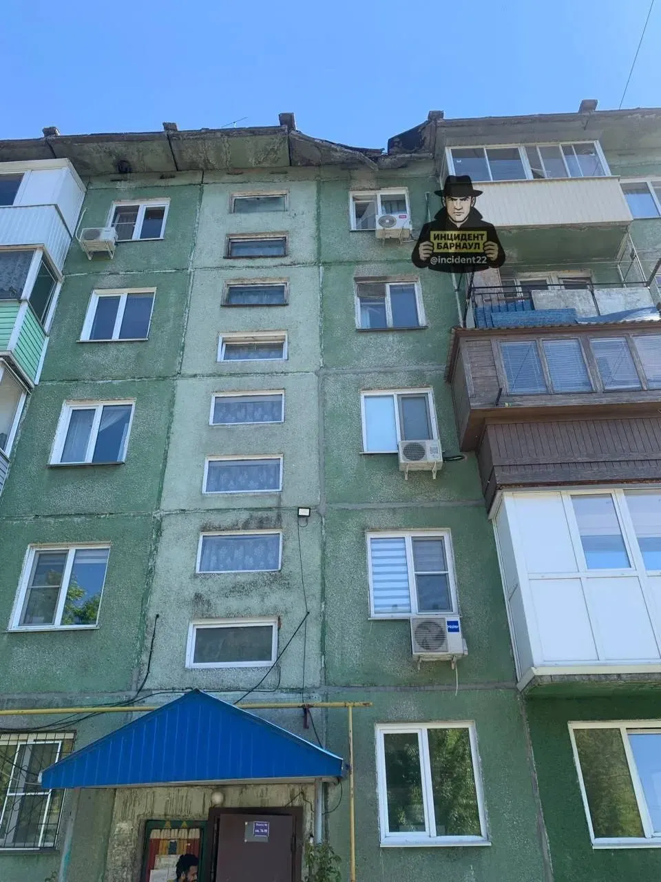 Участок железобетонной плиты перекрытия откололся у многоквартирного дома на Интернациональной, 225. Управляющая компания демонтировала фрагмент, прокуратура начала проверку.