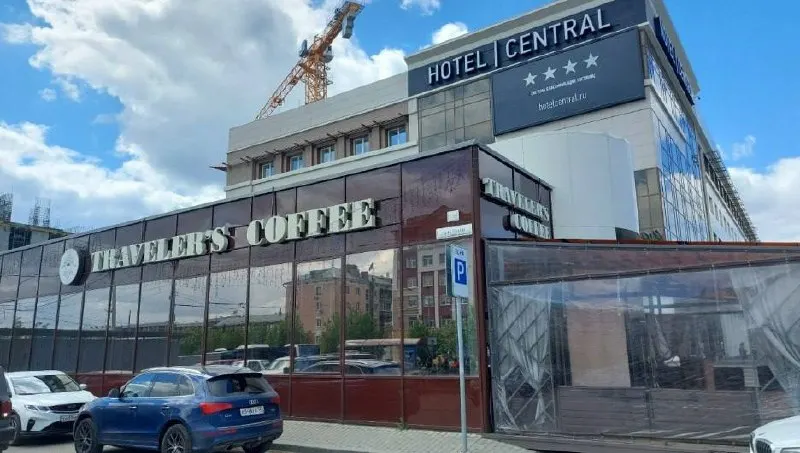 Кофейня на проспекте Ленина, 57Б прекратила работу. Помещение временное, его планируют снести до 2028 года — на месте организуют сквер и благоустроят дворик у нового ЦУМа.