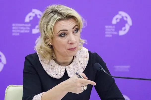 Официальный представитель МИД сообщила, что сотрудники Госдепа уведомляют российских дипломатов о том, что их дети, родившиеся в США, считаются американскими гражданами без согласия семей. Захарова назвала это давлением и дискриминацией и указала, что практика действует с 2023 года.