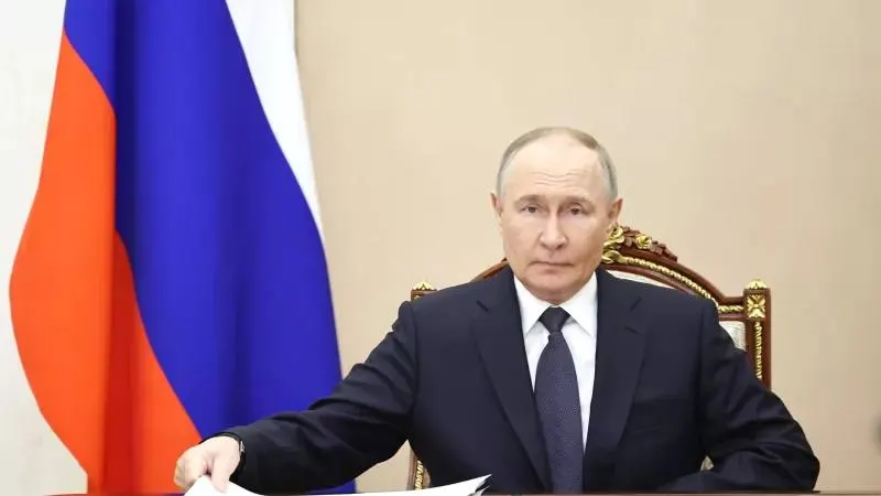 За заслуги в образовании и трудовой деятельности четыре жителя региона получили медали, почётное звание и благодарности президента.