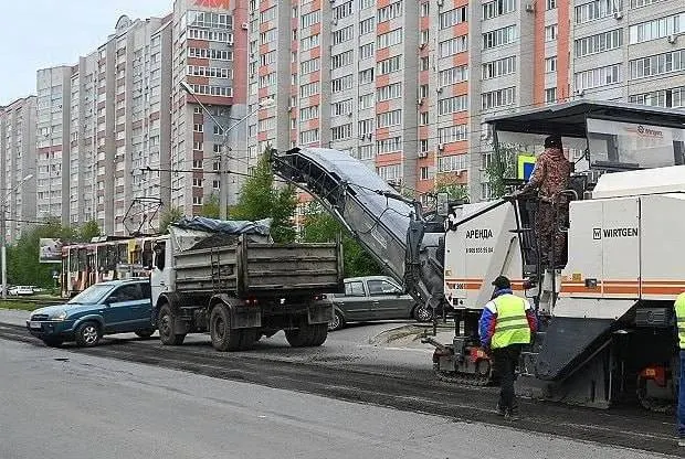 В Барнауле приступили к ремонту участка улицы Попова между Павловским трактом и улицей Георгия Исакова: обновят 4,83 км дороги, работы оцениваются в 112,3 млн рублей и должны завершиться в сентябре.