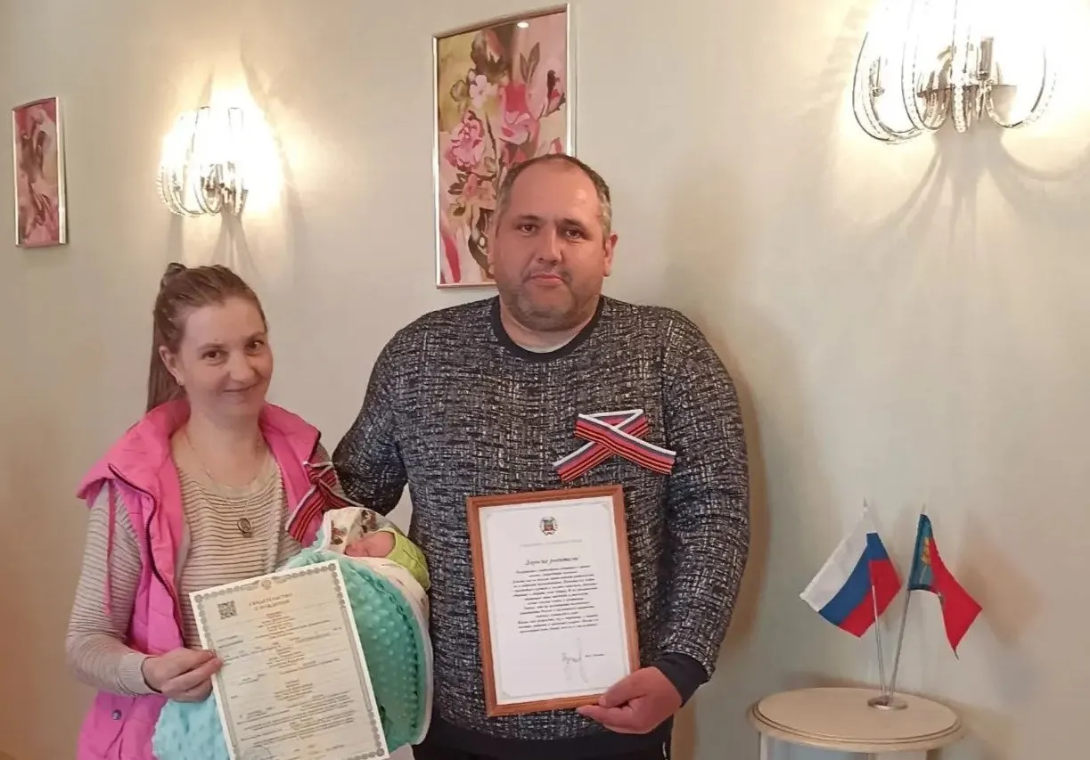 В селе Троицкое зарегистрировали рождение восьмого ребёнка в семье Дениса и Анастасии Горпенко; младшую дочь назвали Агата.