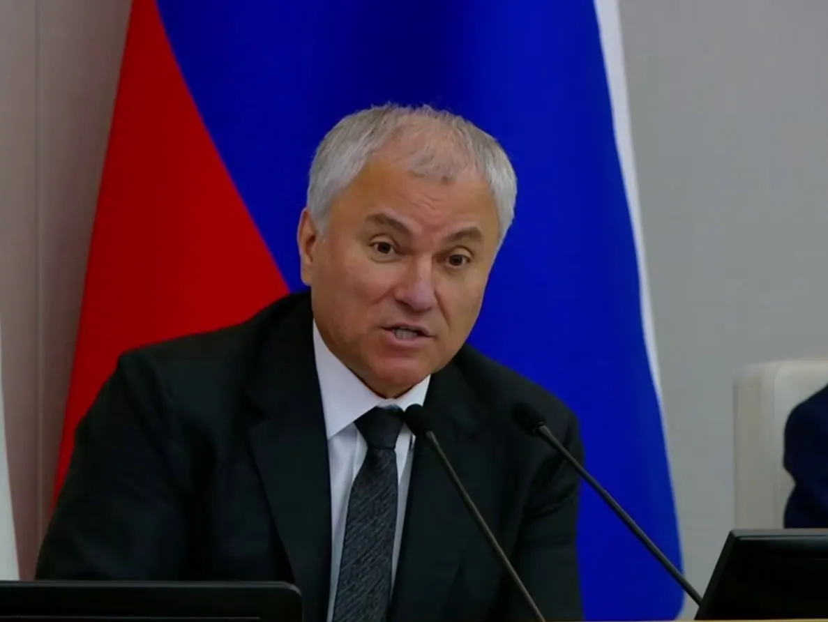 Депутаты приняли законопроект, который формально вводит в перечень мер профилактики положения о противодействии искажению исторической правды и о предотвращении уклонения от исполнения обязанностей по защите Отечества. Авторы документа связывают эти меры с сохранением традиционных ценностей и национальной безопасности.