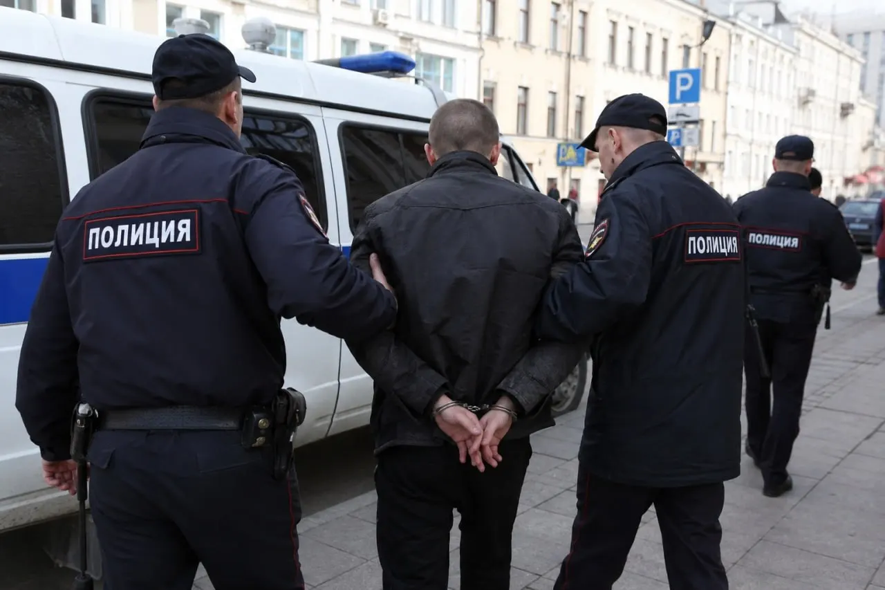 Утром 23 мая на улице Карима Тинчурина в Казани 21‑летний мужчина напал на подростка. Прохожие вмешались, вызвали скорую — ребёнка спасли. Нападавший арестован и обвинён в покушении на убийство.