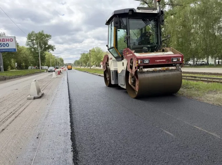 На улице Антона Петрова сняли старое покрытие, уложили выравнивающий слой, отрегулировали ливнёвки и частично заменили бордюры. Работы планируют завершить к 15 сентября 2026 года; водителей просят учитывать временные неудобства.