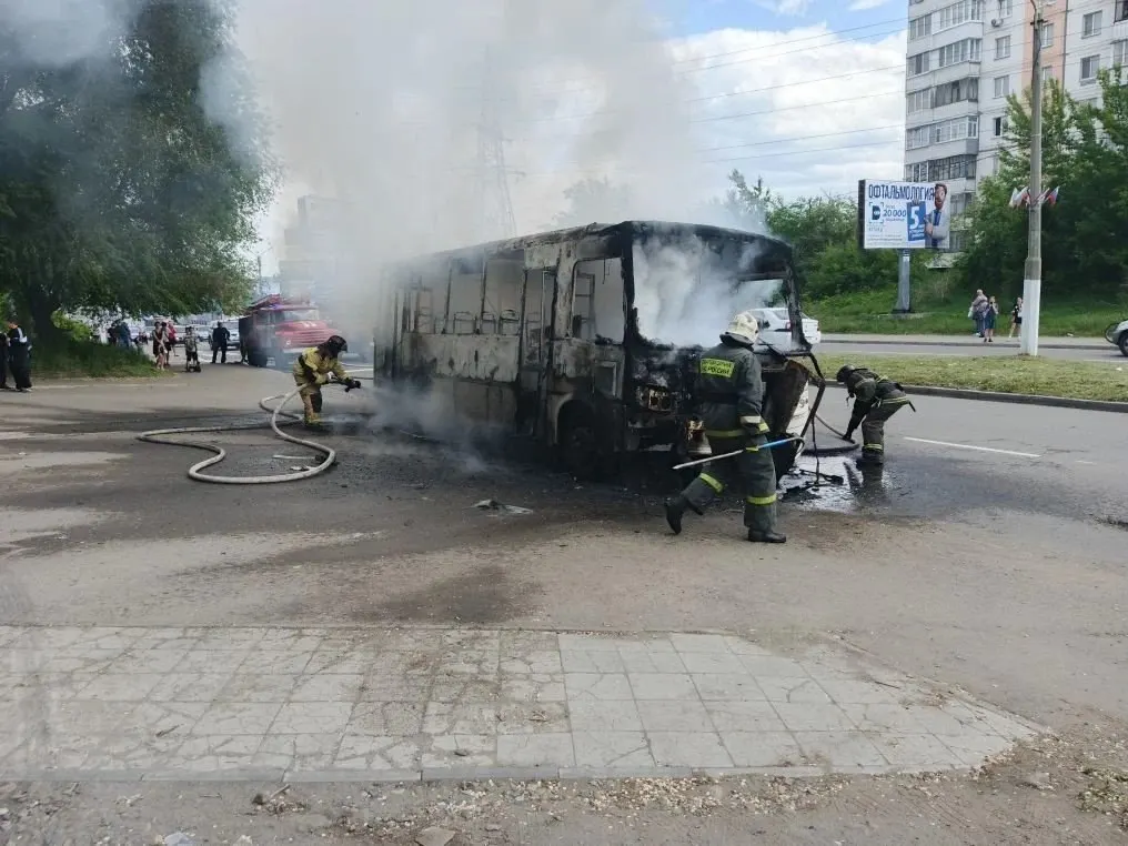 В микрорайоне Зелёный Клин в Бийске загорел маршрутный автобус №23: пламя охватило около 20 кв. м, всех пассажиров эвакуировали, пострадавших нет.