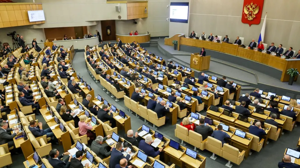 Во втором чтении Госдума поддержала поправки, разрешающие арестовать имущество релокантов, осуждённых по политическим статьям, независимо от суммы штрафа; дела будут рассматриваться заочно, а закон может вступить в силу с 1 сентября 2026 года.