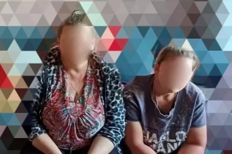 В Рубцовске полицейские задержали двух местных жительниц: по данным ведомства, они покупали наркотики через интернет, фасовали и сбывали их в городе. Изъято 0,24 г, возбуждено уголовное дело.