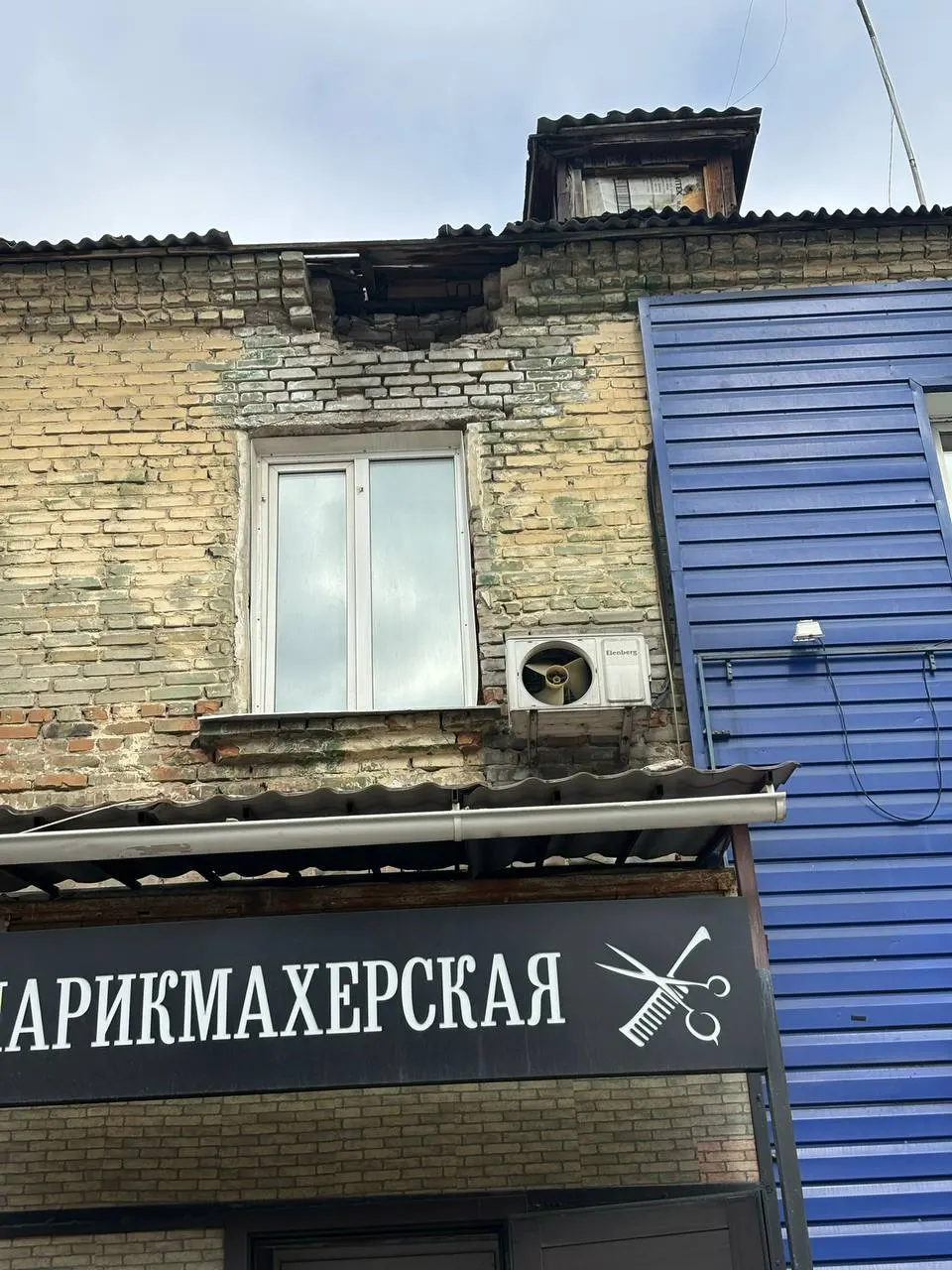 Со стен домов в Барнауле осыпаются штукатурка и выпадают кирпичи — жители боятся за безопасность. «Народный фронт» потребовал от управляющих компаний срочно восстановить фасады.