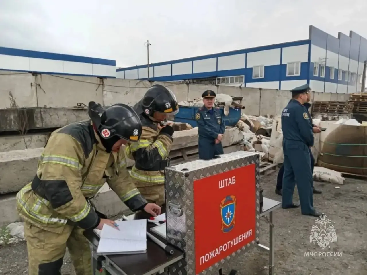 На проспекте Калинина в Барнауле загорелось производственное здание: огонь охватил примерно 700 квадратных метров. Из опасной зоны вывели 12 сотрудников, по предварительным данным пострадавших нет; в работах по ликвидации задействованы более 50 человек и 17 единиц техники.