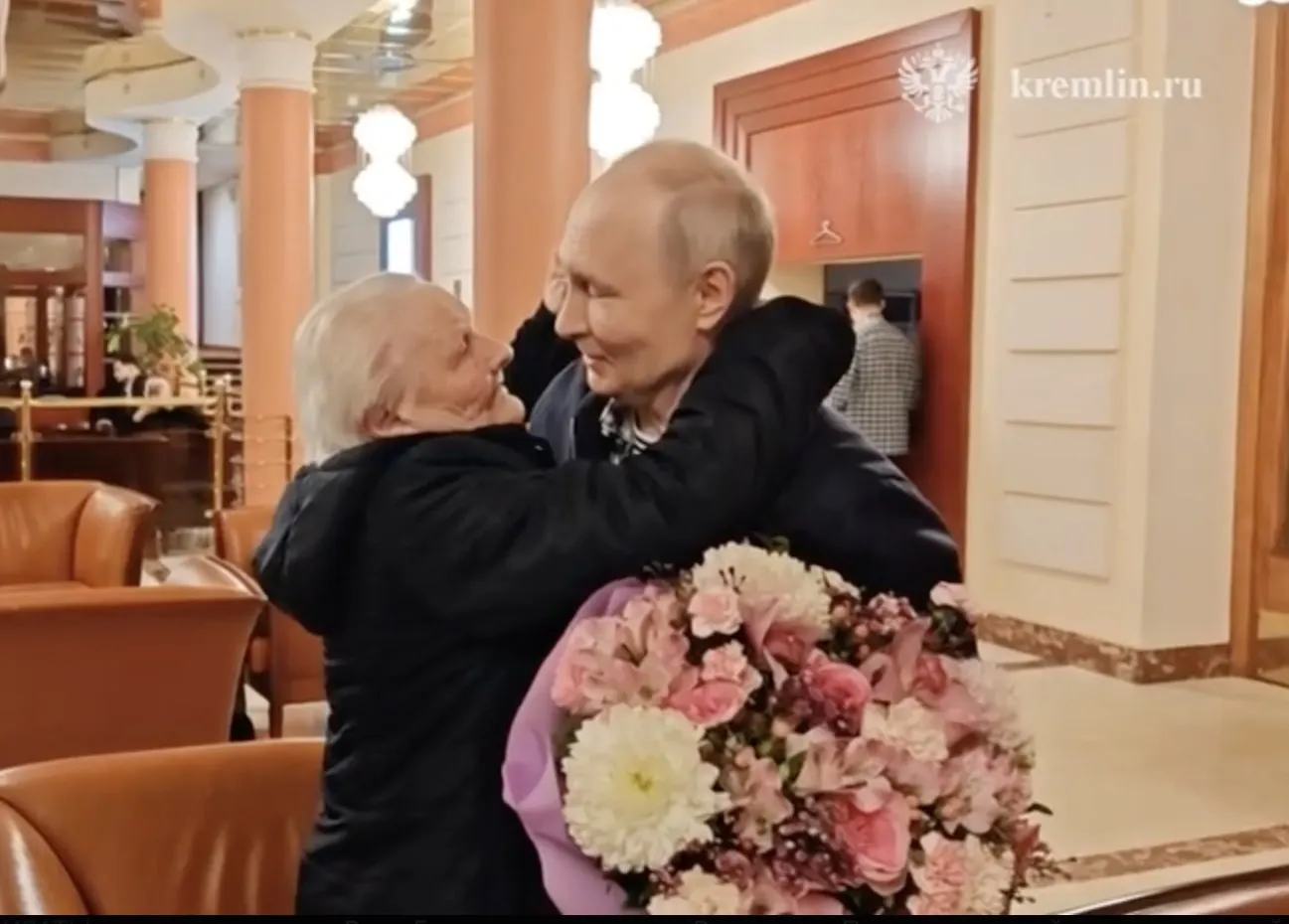 Президент Владимир Путин встретился со своей первой учительницей: педагог обняла и поцеловала его, не скрывая слёз. Оба не сдержали эмоций.
