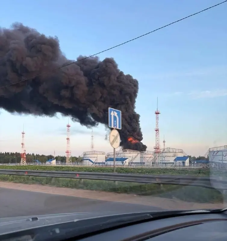 Ночью и утром БПЛА нанесли удары по нефтеперерабатывающему заводу, нефтеналивной станции и технопарку в Подмосковье. По данным ранних сводок — несколько погибших, десятки пострадавших и повреждения жилых домов; в аэропортах зафиксированы задержки рейсов.